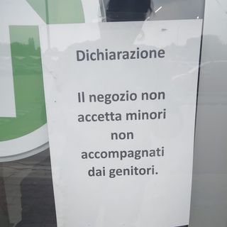 &quot;Vietata l'entrata ai minori di 18 anni non accompagnati&quot;: fa discutere il cartello di un grande magazzino di Asti