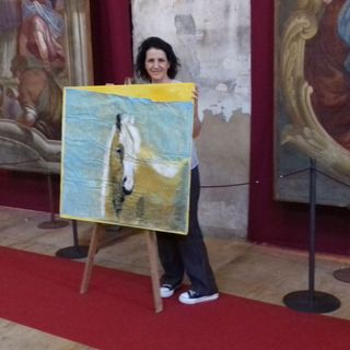 L'artista ritratta con una delle sue opere