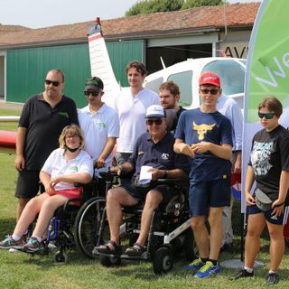 Vincenzo Soverino, al centro, con alcuni ragazzi che parteciperanno all'iniziativa. Nelle restanti due immagini, a fine articolo, altre immagini di Soverino a bordo di uno dei mezzi messi a disposizione dall'Associazione Fly Therapy