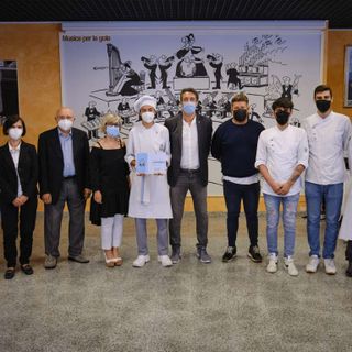 La giuria con l'allievo premiato