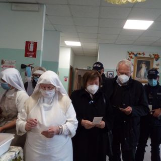 Il momento della preghiera condotta da Suor Luigina con Mariangela Cotto, Arnaldo Malfatto (One More Life), altri volontari e i vigili urbani.