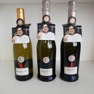 Il Consorzio dell’Asti presenta i nuovi neck hangers firmati da chef Alessandro Borghese