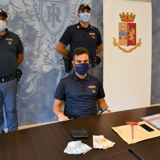 Agenti con lo stupefacente posto sotto sequestro