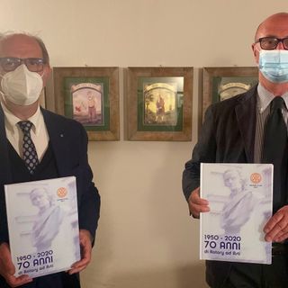 Il libro 1950-2020 70 anni di Rotary ad Asti nella mani del dirigente rotariano Giorgio Gianuzzi (a sinistra) autore del libro e Marco Stobbione presidente del Rotary Club di Asti.
