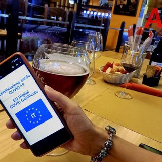 Green Pass, arrivano i chiarimenti del Viminale: gli esercenti potranno controllare l'identità solo in caso di incongruenze