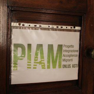 Manifesto contro la tratta, sede Piam, Asti (Ph. Laura Nosenzo)