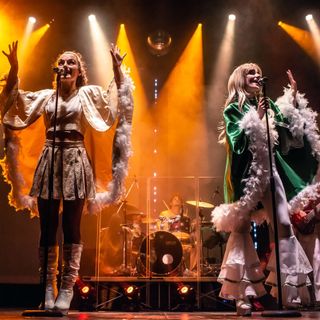 Oggi a Moncalvo i fasti degli Abba con lo spettacolo ABBAdream