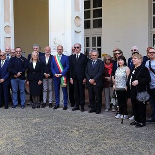 Il gruppo dei partecipanti all’ingresso del Museo con il Sindaco Maurizio Rasero (al centro), Livio Negro, Silvana Bertolotti, l’on. Marcello Coppo (a sinistra) Maurizio, Monzani, Carlo Varni, (a destra) ed alcuni delegati provinciali, comunali ed intercomunali.