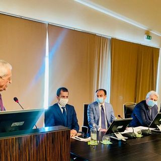 Un'immagine del giugno scorso: il presidente della concessionaria Giovanni Quaglia interviene al vertice sull'autostrada promosso dalla Regione al castello di Grinzane