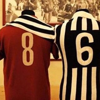 Abbraccio tra maglie Torino e Juventus