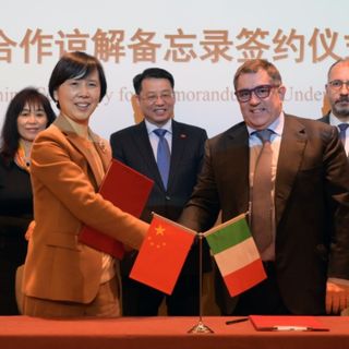 Due immagini (la seconda a fine articolo) relative la firma del protocollo d'intesa tra la Camera di Commercio AL-AT e quella cinese in Italia
