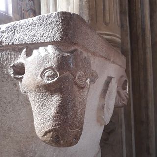Acquasantiera medievale su capitello romano nel gotico della Cattedrale di Asti