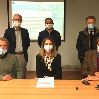 Il sindaco Anna Macchia con amministratori e tecnici intervenuti all'incontro pubblico