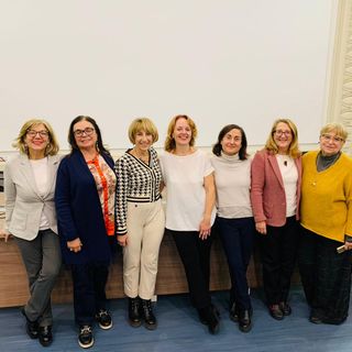 Alcuni ragazzi dell'Alfieri con la dirigente Stella Perrone