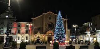 Piazza San Secondo riccamente illuminata in una foto d'archivio (ph. Efrem Zanchettin)