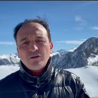 Alberto Cirio con sfondo montano