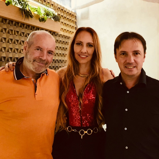 Samantha Panza ritratta con lo stuntman Walter Siccardi (a sinistra) e con il responsabile del documentario Fabrizio Di Salvo