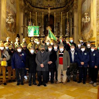 Il Gruppo Alpini di Canelli con il Coro Vallebelbo e le autorità al termine della funzione religiosa