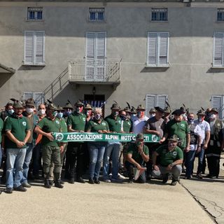 Il gruppone degli Alpini Motociclisti nel cortile dell’Azienda Agricola Garrone Evasio &amp; Figlio