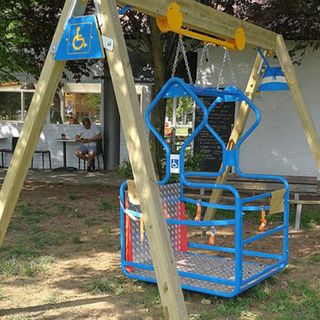 Tra i molti problemi quotidiani che bimbi e ragazzi disabili debbono affrontare, figura anche la carenza di giostre 'inclusive'