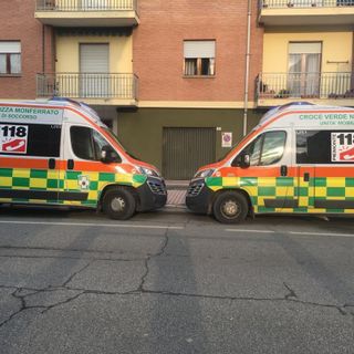 Fiocco rosa su un’ambulanza della Croce Verde di Nizza Monferrato