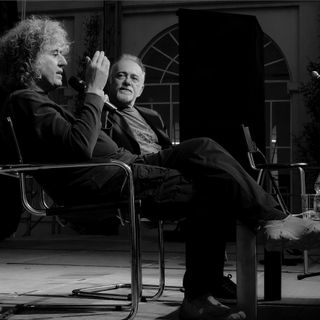 Angelo Branduardi e Giorgio Faletti ritratti in uno degli scatti in mostra