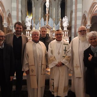 Da sin Francesco Scalfari, Luca Chiusano, don Pierino Torchio, parroco di Antignano, Mauro Ferro, il vescovo Marco Prastaro, don Luigi Binello e Roberto Cavallo