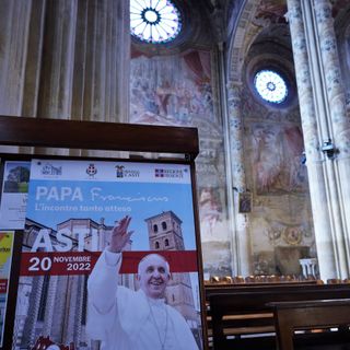 Uno scorcio della Cattedrale di Asti, in allestimento per ospitare il Santo Padre