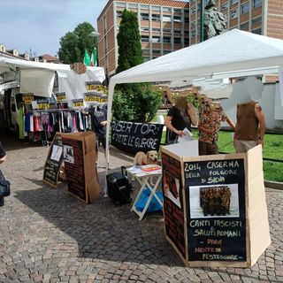 Tre immagini dei banchetti di protesta allestiti dall'Assemblea Antifascista in occasione del mercato di mercoledì