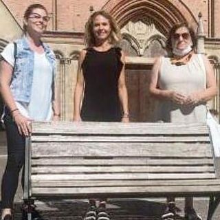 Gli assessori Pietragalla, Morra e Cotto di fronte ad una delle panchine che verranno restaurate