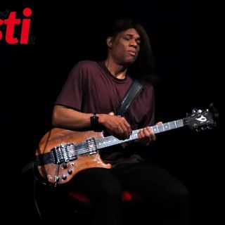 Stanley Jordan ritratto durante l'esibizione sul palco dell'Alfieri (ph. Merfephoto - Efrem Zanchettin)
