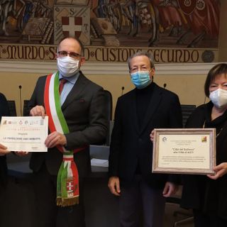 Mani che si toccano