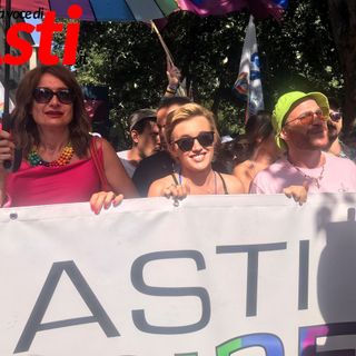 Vittoria Briccarello durante il Pride, al centro, tra Luxuria e Camilli