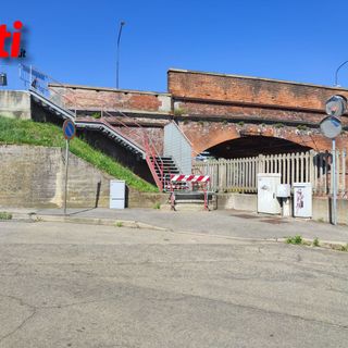 Percorso a ostacoli per i pedoni che da corso Savona vanno verso la stazione. Ancora chiuso l'attraversamento da strada dello Scalo