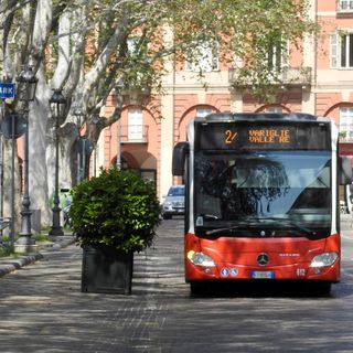 Un autobus della flotta Asp in transito in piazza Alfieri