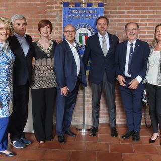 La rappresentanza degli “Azzurri Astigiani” con il presidente nazionale Stefano Mei (al centro).