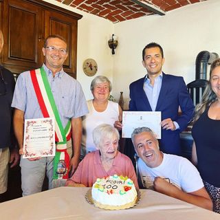 L'assessore regionale Gabusi, il sindaco Bargetto, la neo centenaria e i parenti.