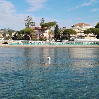 È arrivata l'estate e non hai ancora prenotato la tua vacanza? Il mare ti aspetta al Lido Scogliera di Diano Marina