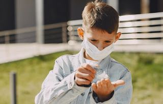 Bambino si sanifica anti covid