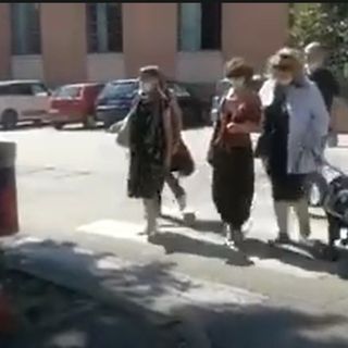 Renata Sorba, soci ipo e non vedenti dell'APRI e volontari di fronte all'ostacolo alla viabilità in via Corridoni