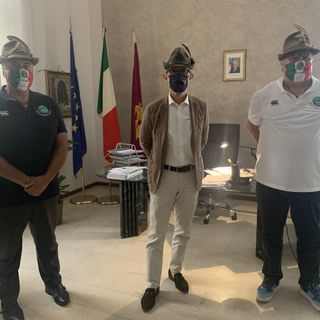 Al centro della foto il questore Sebastiano Salvo ritratto con il presidente della Sezione Ana di Asti Fabrizio Pighin (a sinistra) e il vice presidente Vicario Vicenzo Calvo (a destra)