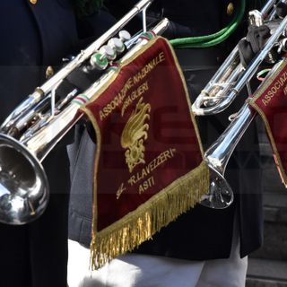 Sanremo: il fascino dei Bersaglieri di Asti incanta anche il Festival, i cappelli con le piume nelle vie della città dei fiori (Foto e Video)