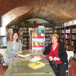 Il sindaco Anna Macchia (a sinistra) e l'assessore Delfina Noto ritratte nella Biblioteca di Villafranca