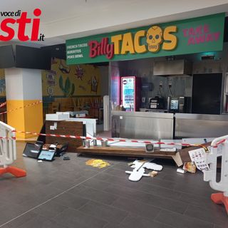 Il ristorante dopo il danneggiamento avvenuto la notte scorsa