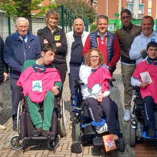 Giulia Marchisio, Matteo Tosetti e Luca Pilati accompagnati dai genitori, con Aldo Macario, Luca Andreoli, l’assessore Origlia, e i dirigenti del Circolo