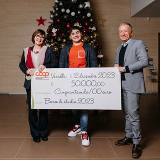 Uno degli studenti astigiani premiati, ritratto assieme a Marco Gasparini (vicepresidente Area Core Business Nova Coop) e Maura Sammartino (direttore Risorse Umane Nova Coop)