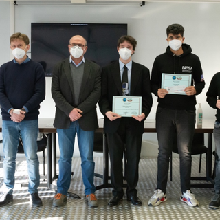 Due immagini relative le consegne delle borse di studio agli studenti dell'Artom