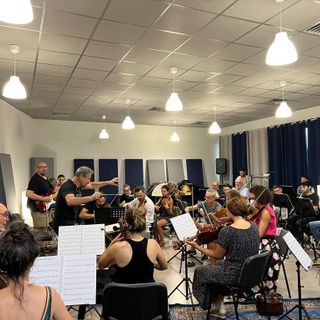Braido (alla chitarra elettrica) e l'Orchestra Sinfonica di Asti impegnata nelle prove
