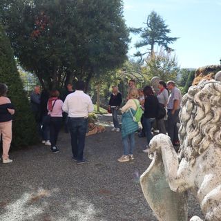 I tour operator in visita al parco del Castello di Bubbio. Nelle altre immagini, a fine articolo, altri momenti dell'intenso educational Tour