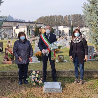 Depositato dall’Amministrazione un mazzo di fiori in memoria delle vittime di violenza
